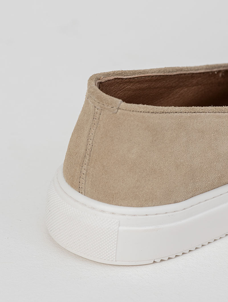 SLIP-ON LEATHER SHOES IN CAMEL