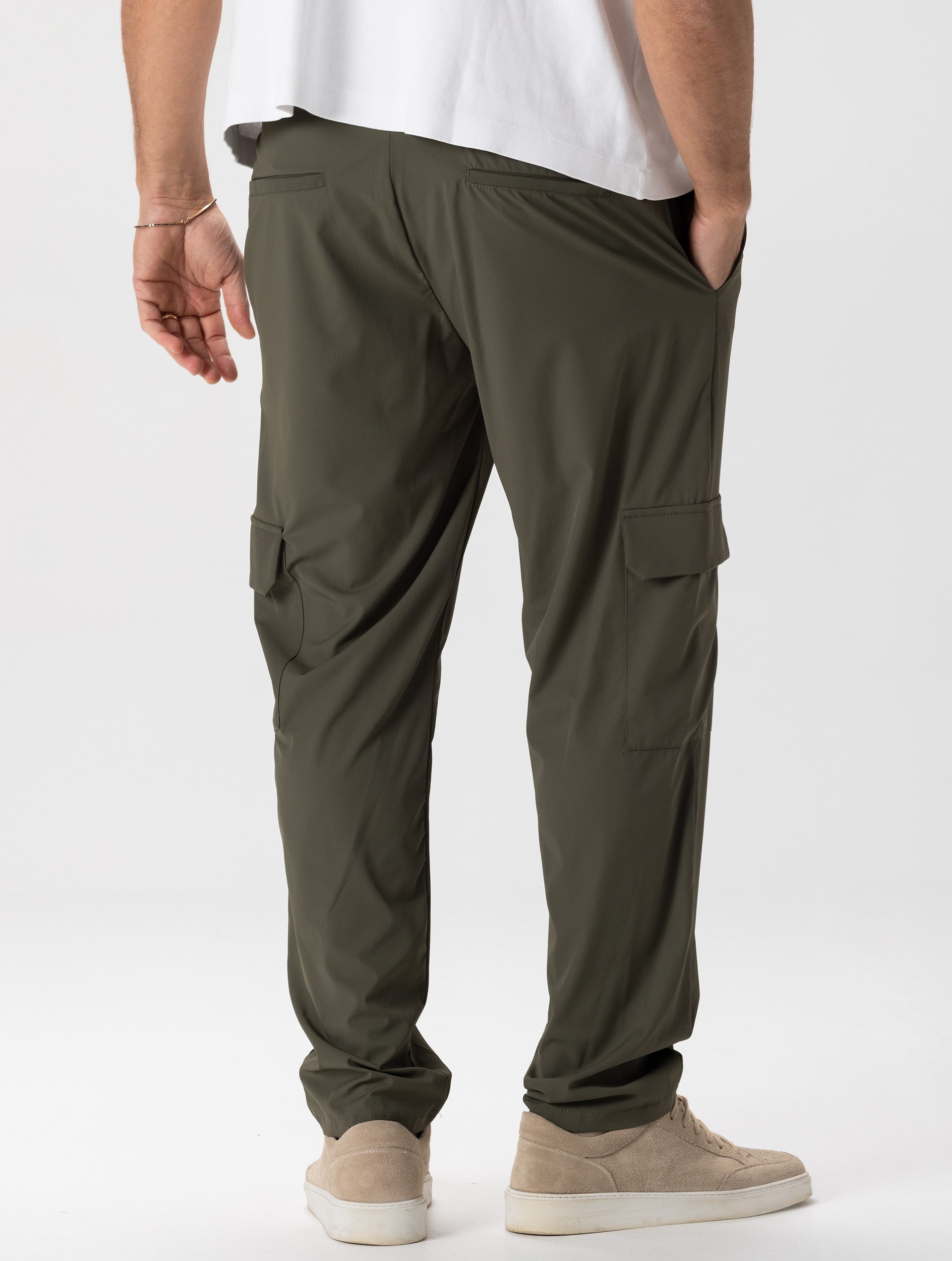 TECHNICAL CARGO PANTS IN MILITARY GREEN