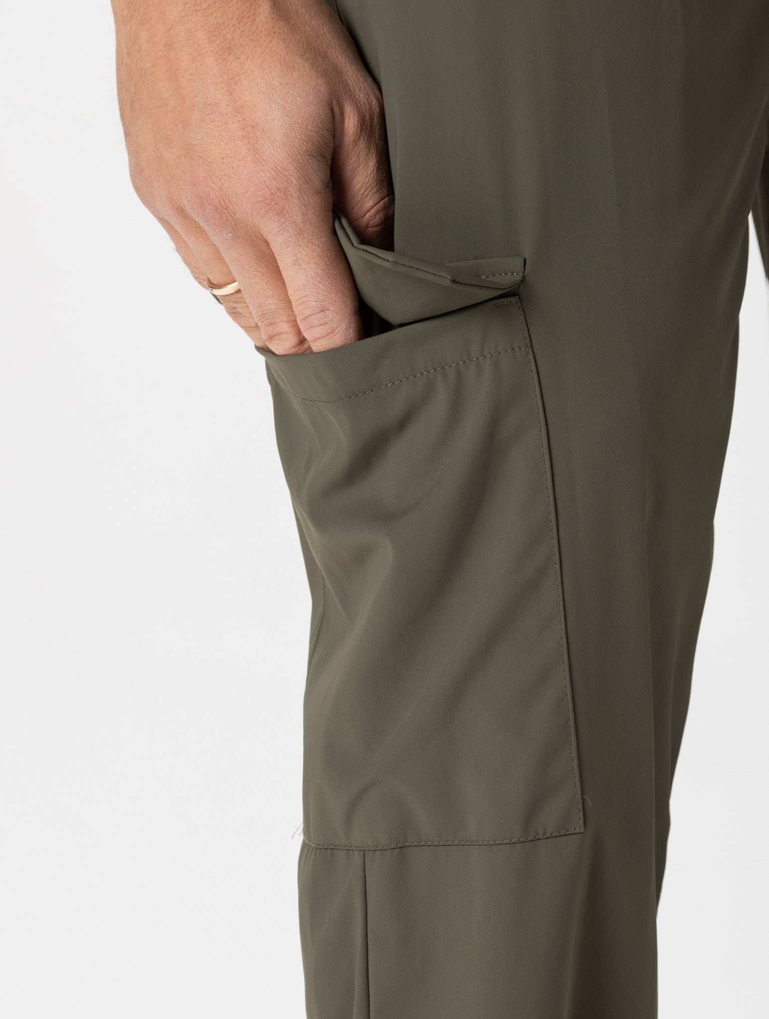 ZAC TECH CARGO PANTS IN MILITARY GREEN