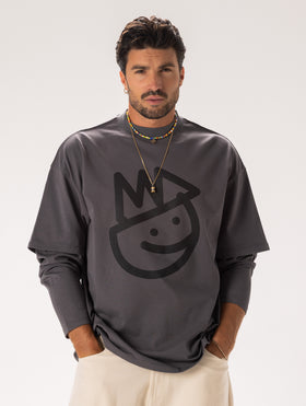 LANGES T-SHIRT IN GRAU MIT MEHRREIHIGEM DRUCK