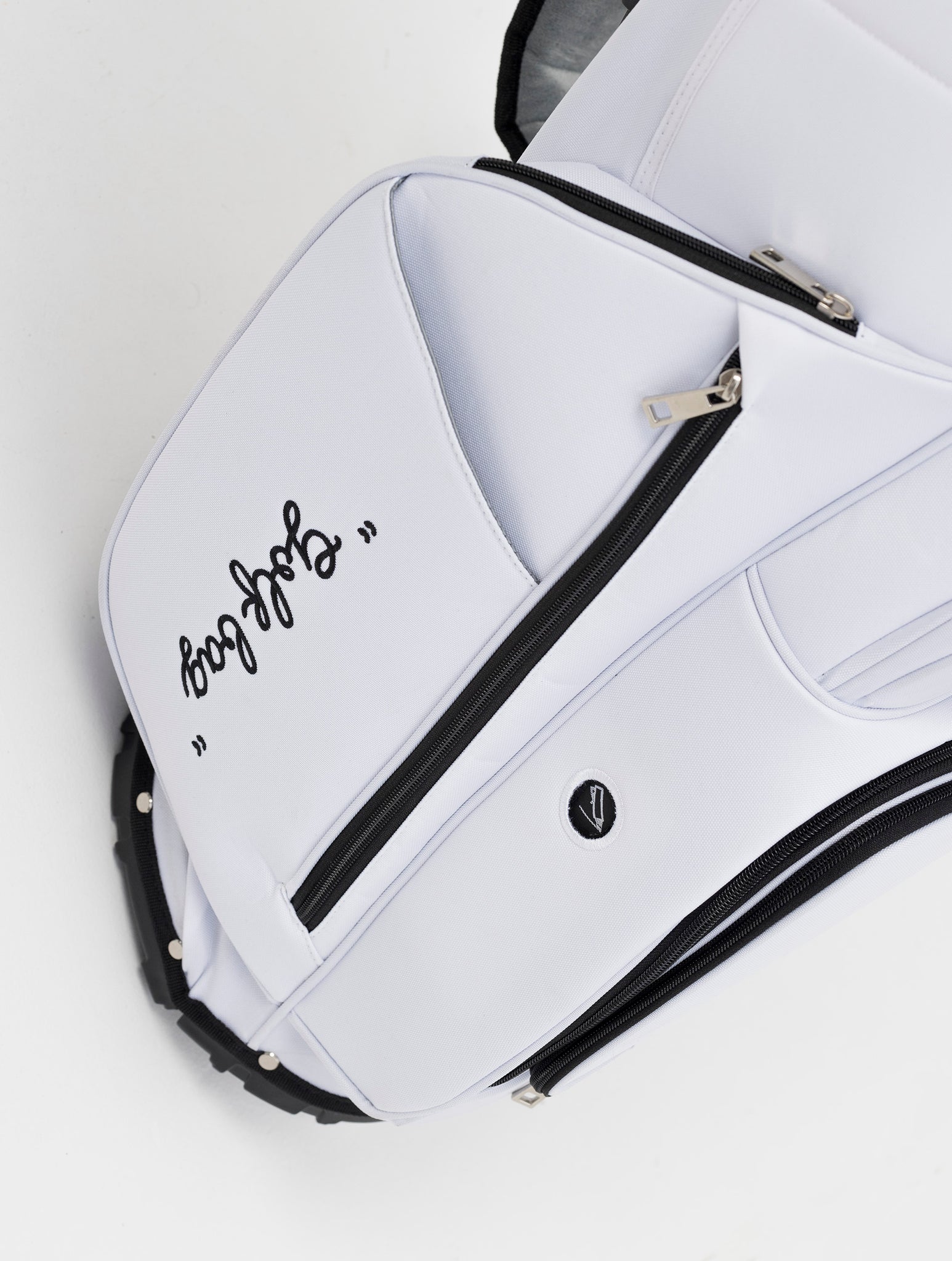 BOLSA DE GOLF MINIMALISTA NOHOW EN BLANCO Y NEGRO