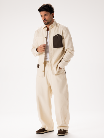 TRAJE EN COLOR CREMA CON BOLSILLOS EN CONTRASTE