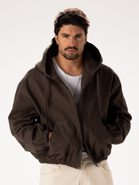 BRAUNE JACKE MIT AUFNÄHERN UND KAPUZE