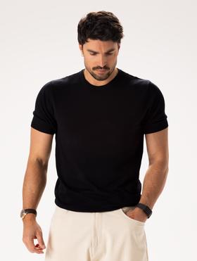 GESTRICKTES T-SHIRT MIT RUNDHALSAUSSCHNITT IN SCHWARZ