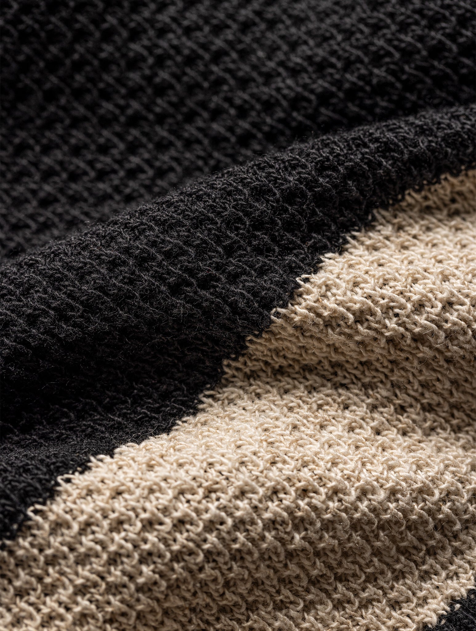 KATAI KNITTED T-SHIRT IN BLACK AND CREAM