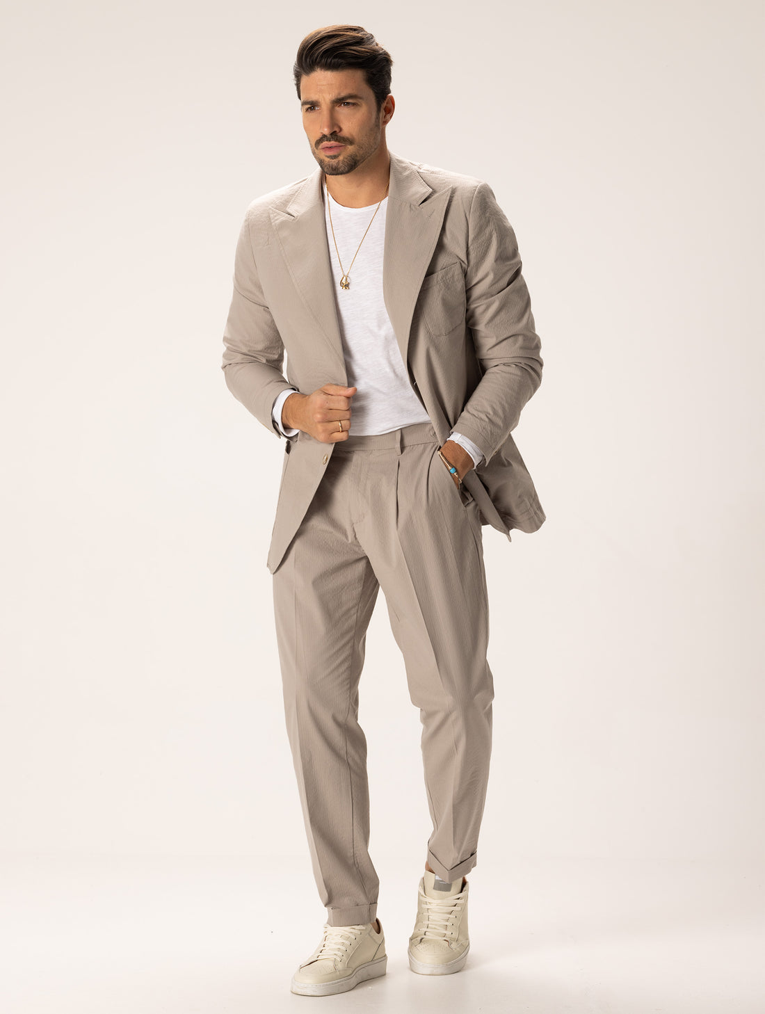 SATORU TRAJE EN GRIS TÓRTOLA