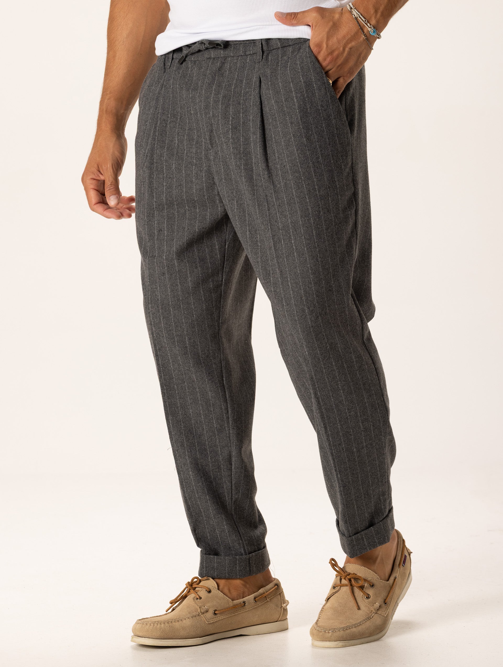 DRAWSTRING PANTS IN GREY