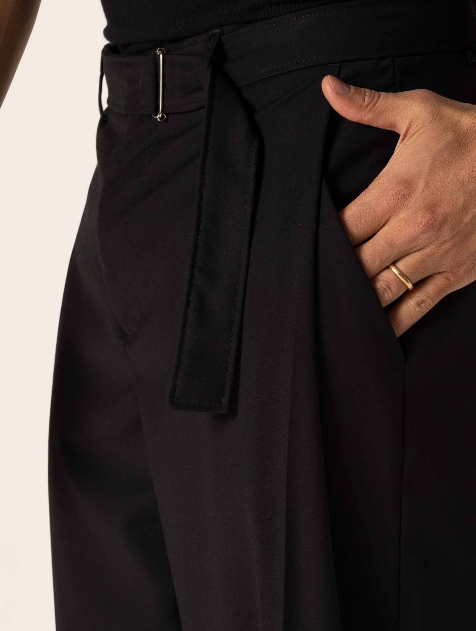 SOSUKE PANTALON NOIR DÉCONTRACTÉ