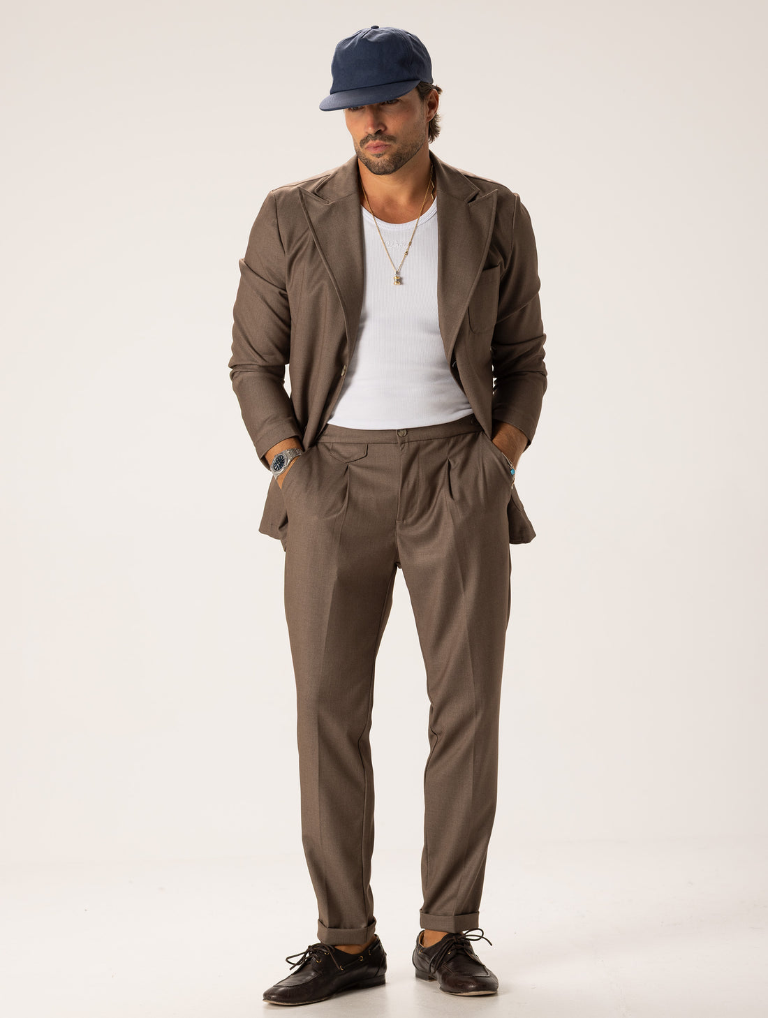 CALEB TRAJE EN MARRÓN