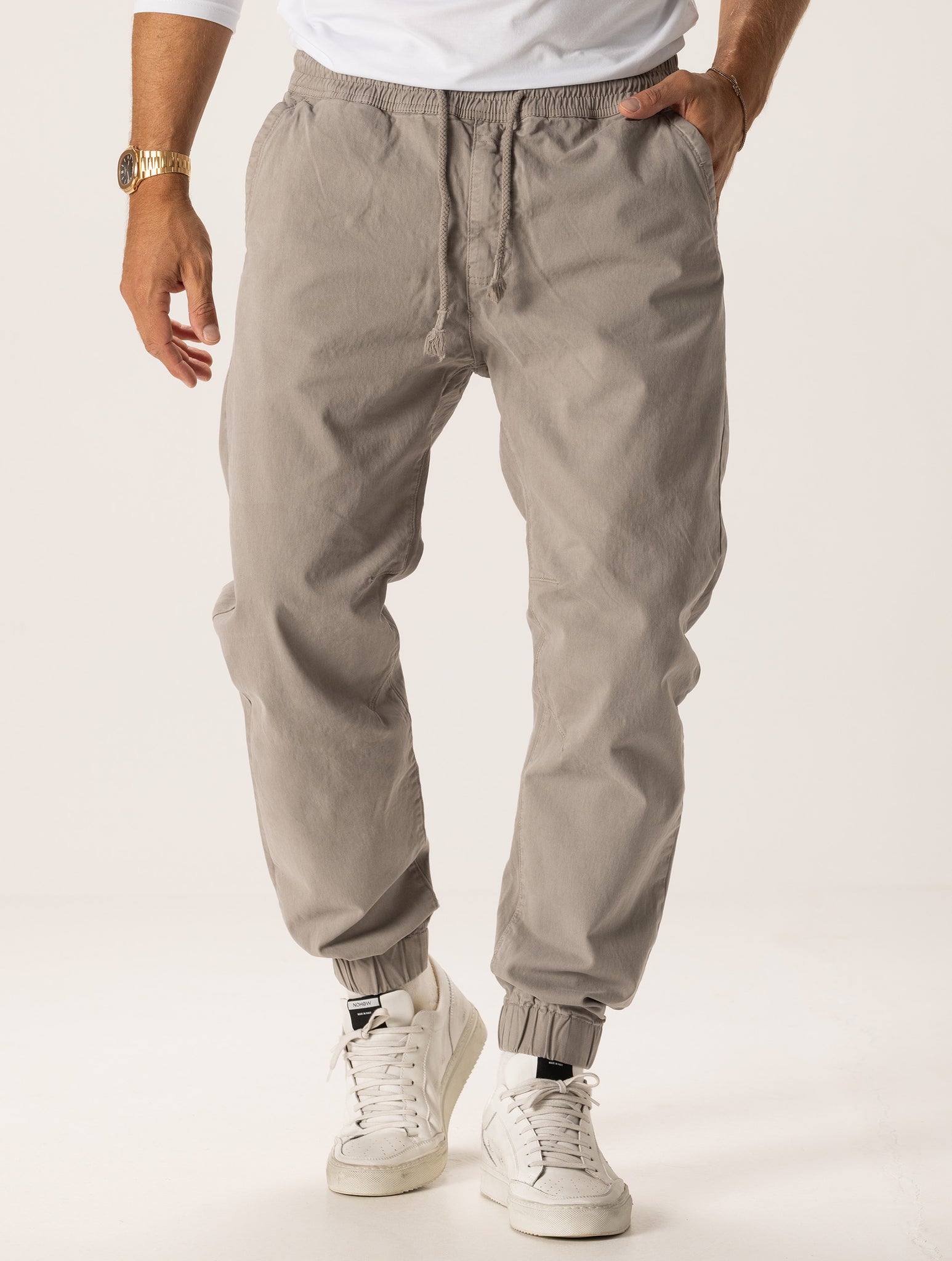 PANTALONES CASUALES CAMERON EN GRIS CLARO