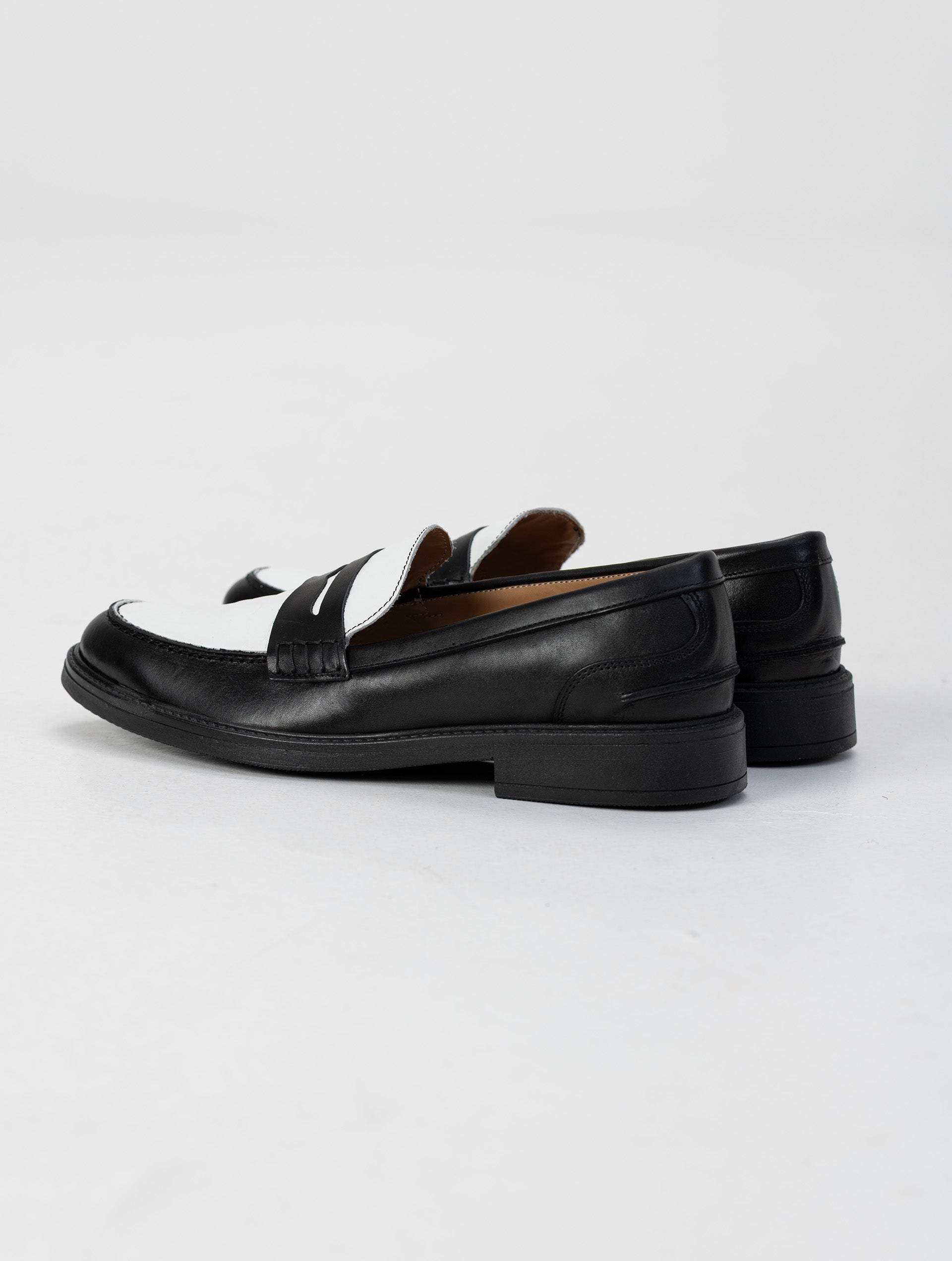 靴 STEFAN COOKE/LOFER-BLACK WHITE LEATHER STEFAN LOAFERS IN BLACK AND WHITE