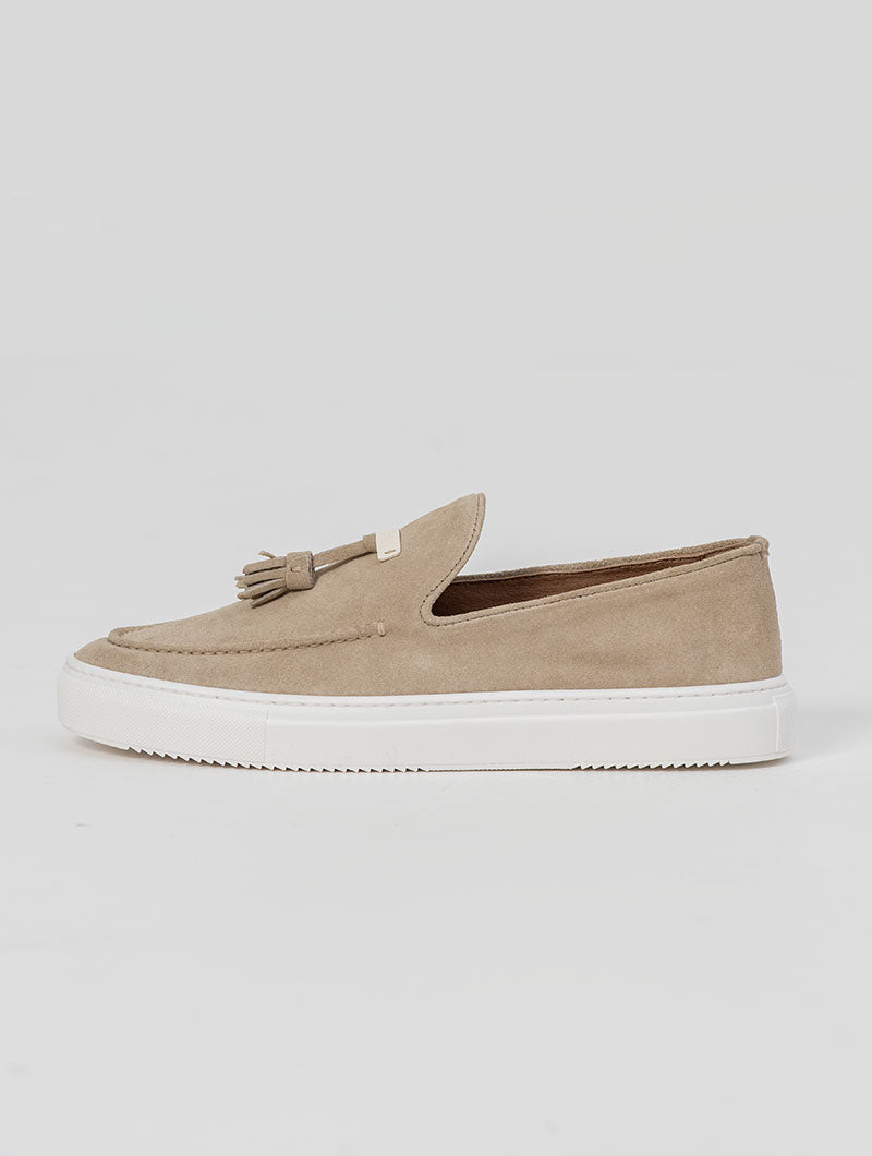 SLIP-ON LEATHER SHOES IN CAMEL