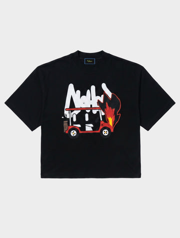 T-SHIRT IN SCHWARZ MIT FEUERIGEM KART-PRINT