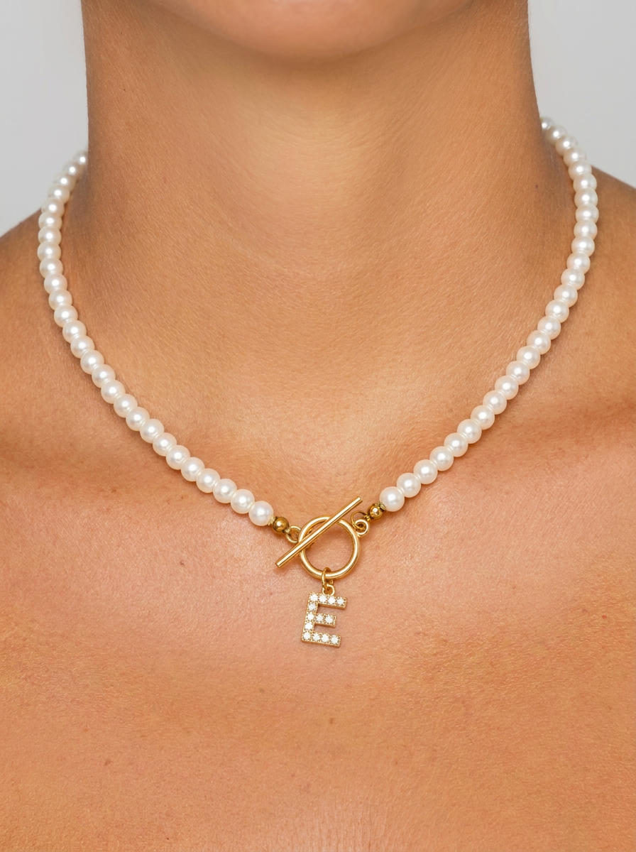 COLLIER DE PERLES SYNTHÉTIQUES PERSONNALISÉ AVEC LETTRE EN ZIRCONE