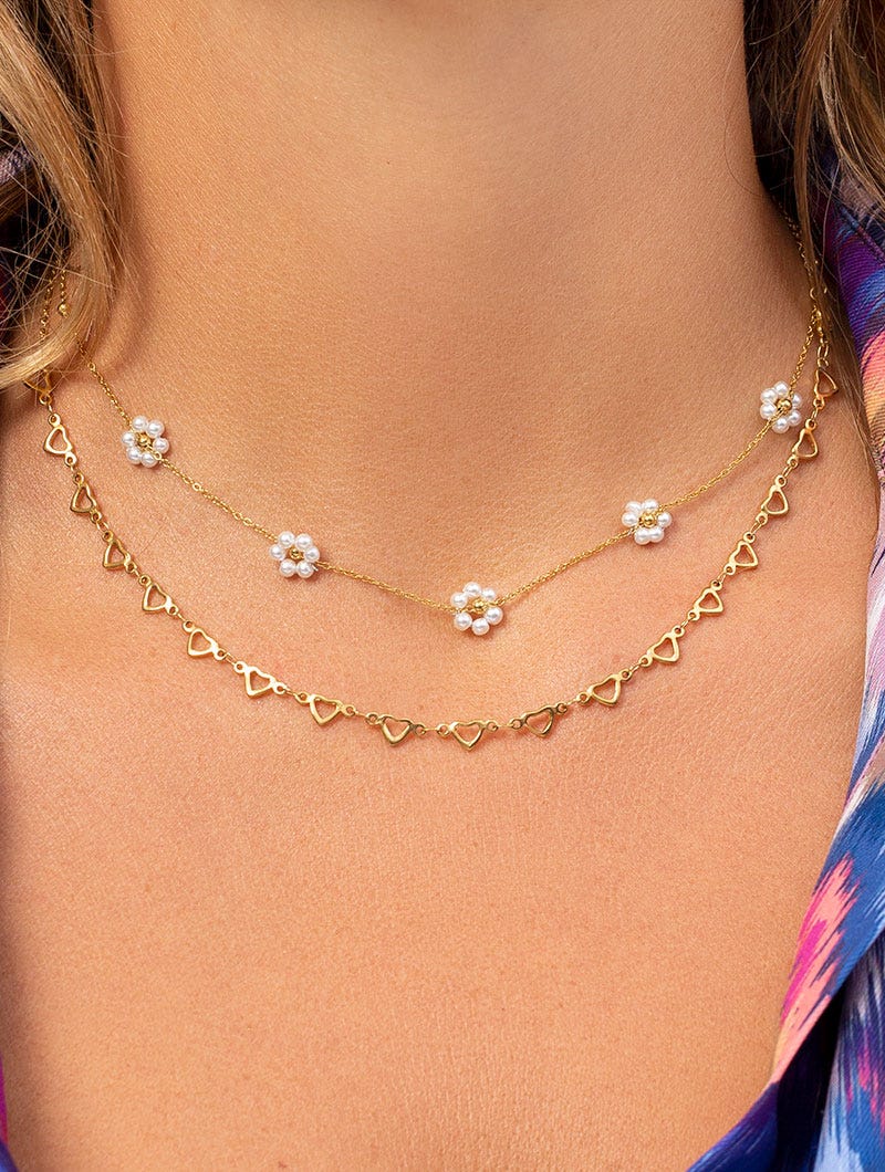 COLLIER AVEC DES FLEURS BLANCHES